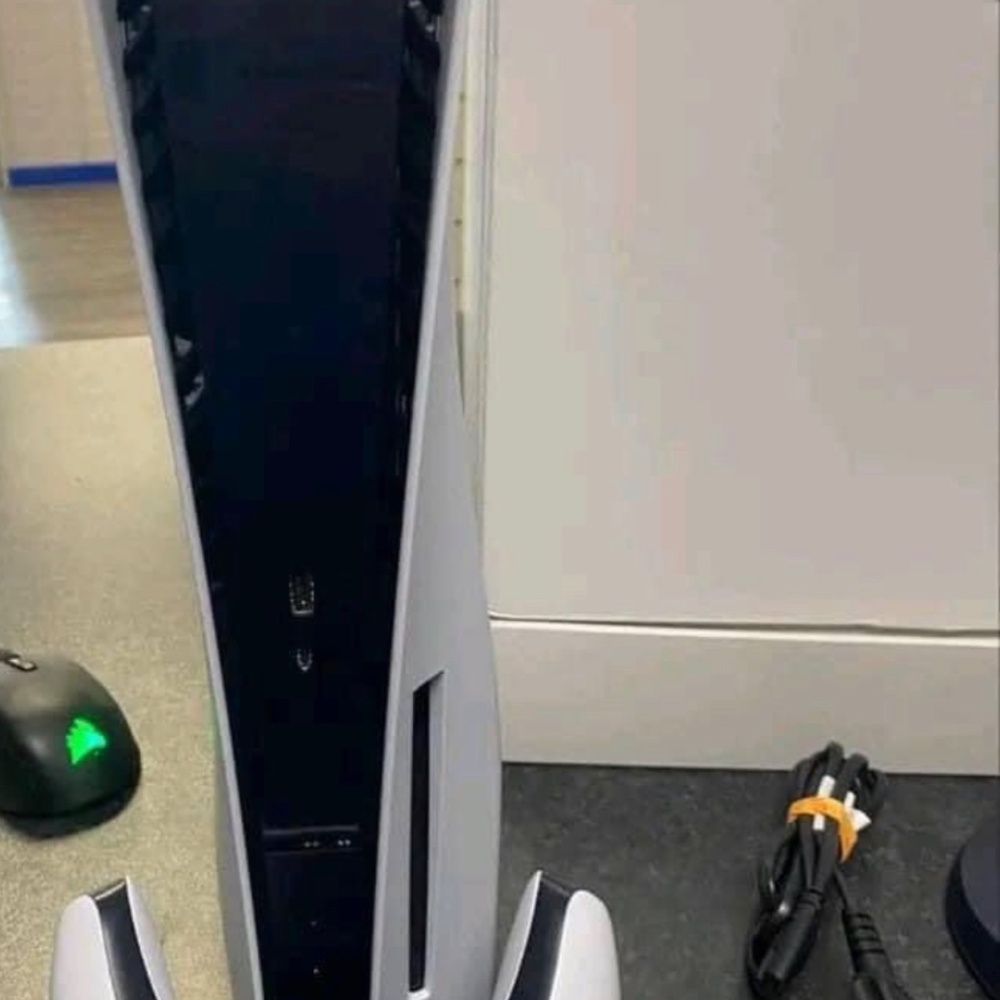 PS5 - Picture 3 of 3